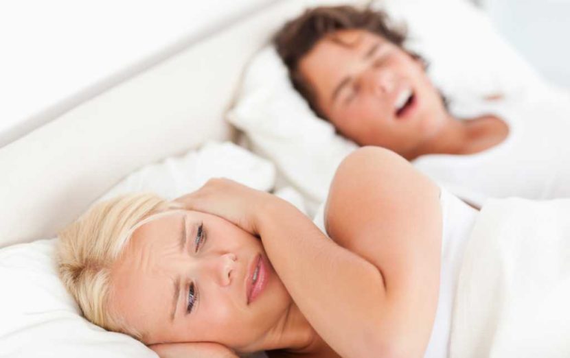 Come smettere di russare? Rimedi naturali e metodi per dormire bene